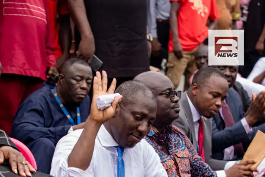 Video: Dormaahene Throws Shade – ‘Honourable’ Afenyo-Markin Shouldn’t Sit on Floor to Protest!